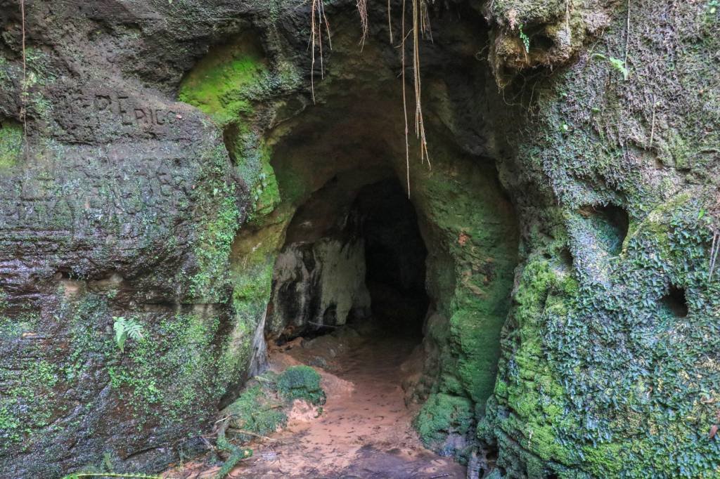 Entrada da paleotoca: preguiça-gigante cavou abrigo na pedra. (Miolo Wine Group/Divulgação)