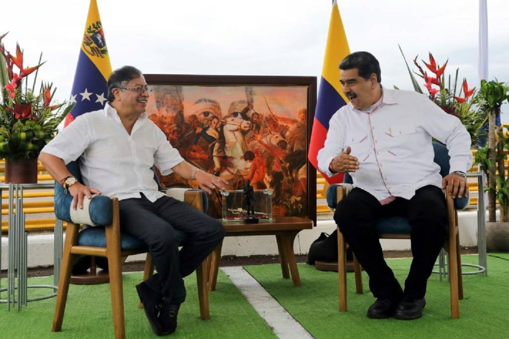 Maduro e Petro: o presidente da Venezuela disse apostar em uma "zona econômica" comum com condições especiais para o comércio, após firmar junto com Petro o protocolo que relança o convênio (AFP/AFP)