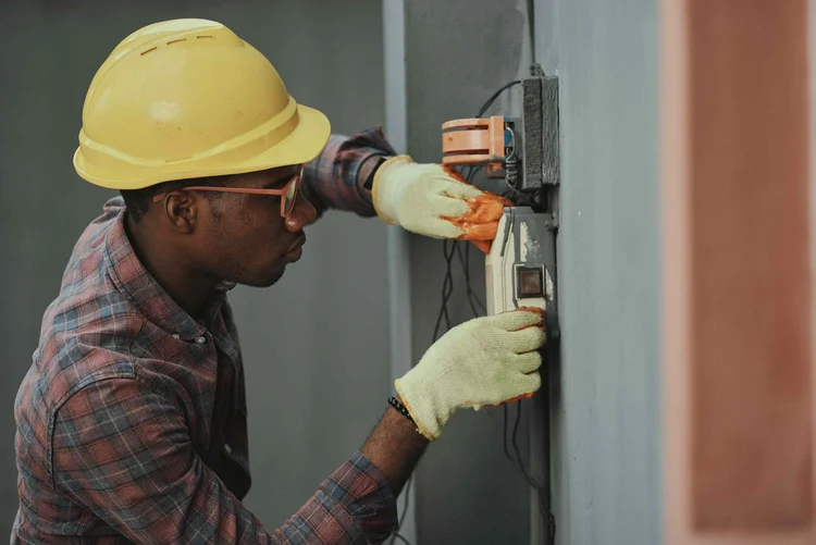 A Global Sustainable Electricity Partnership (GSEP), em tradução livre: Parceria Global de Eletricidade Sustentável, é uma organização internacional. Hoje, é composta por empresas globais de eletricidade no centro da revolução elétrica e, por isso, oferece bolsas de estudos globais para alunos de mestrado em desenvolvimento de energia (Emmanuel Ikwuegbu/Pexels/Divulgação)