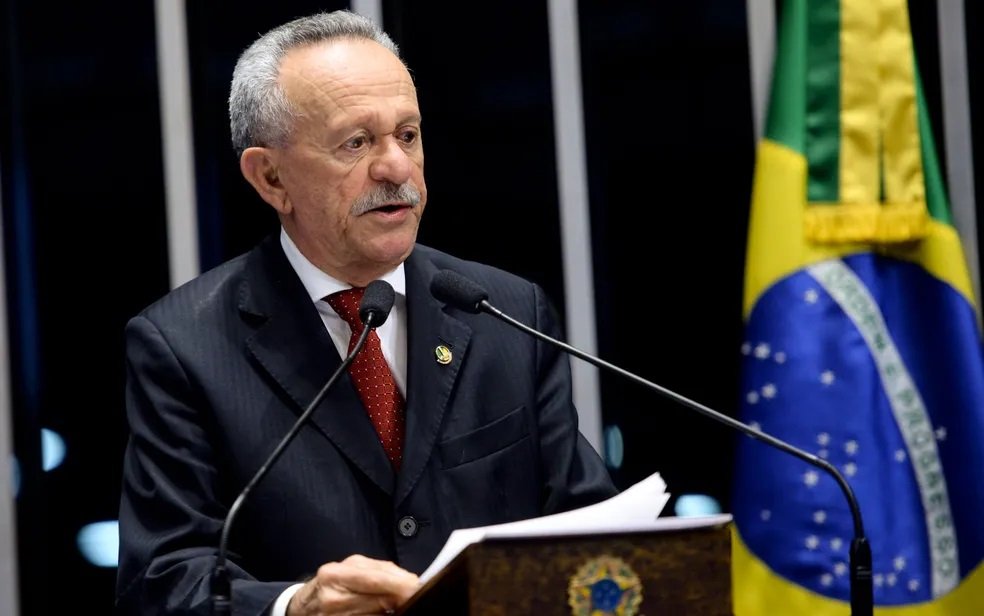 Sessão de posse na Câmara é interrompida após pai de Arthur Lira passar mal