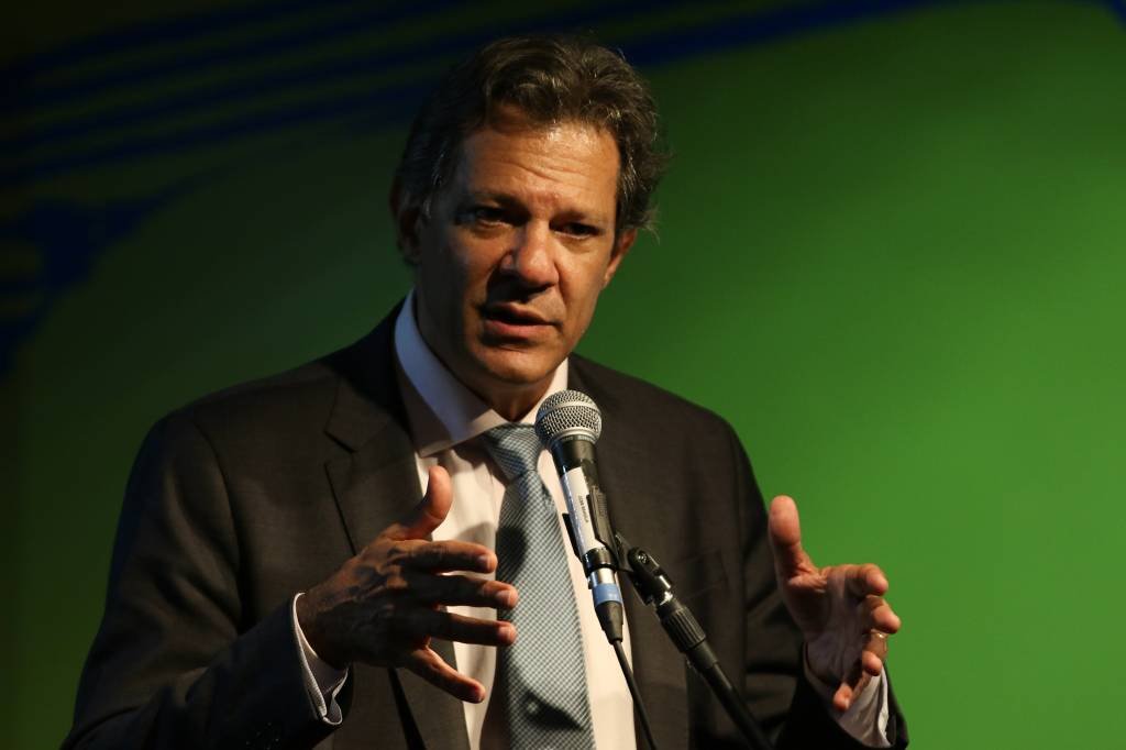 Haddad anuncia aumento de R$ 0,47 na gasolina e de R$ 0,02 no etanol a partir de março