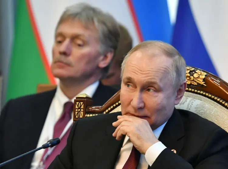 O presidente russo Vladimir Putin (E) e o porta-voz do Kremlin, Dmitri Peskov (E), em foto de 9 de dezembro de 2022

 (afp/AFP)
