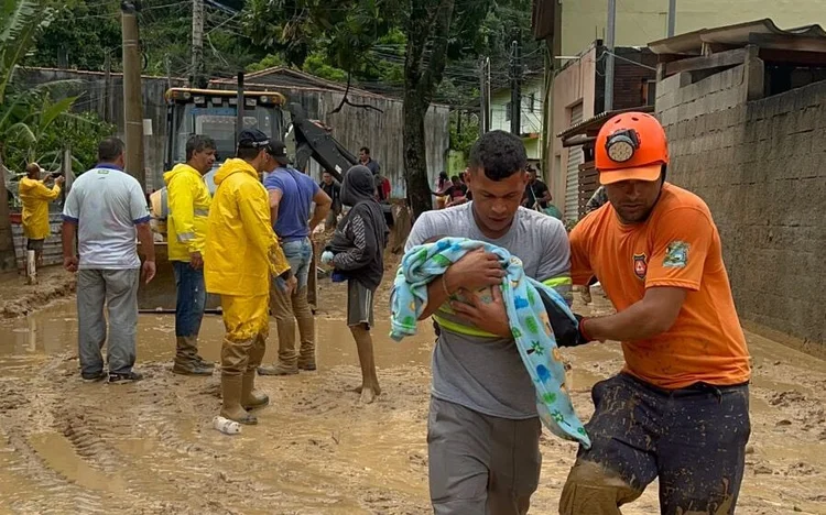 São Sebastião: falta de acesso fez com que os próprios moradores se mobilizassem para o socorro às vítimas (Prefeitura de São Sebastião/Divulgação)