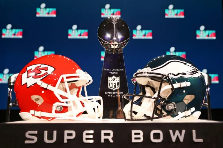 O troféu do Super Bowl e os capacetes de Kansas City Chiefs e Philadelphia Eagles, que disputarão o título de campeão da NFL deste ano (AFP/AFP)