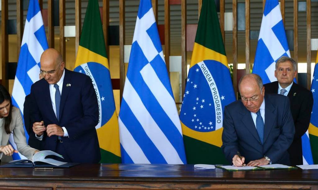Relações Internacionais: Assinatura de Acordo de Cooperaçao entre o Brasil e Grécia,E/D.Nikolaos Dendias,Mauro Vieira. (Antônio Cruz/Agência Brasil)