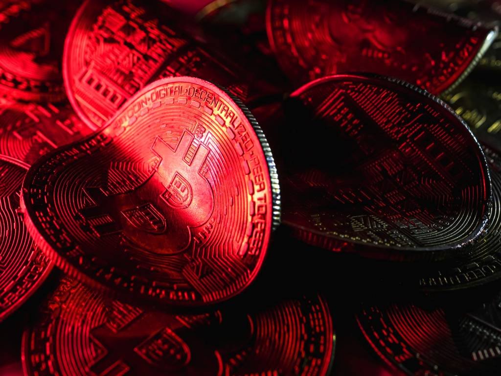 Bitcoin e outras criptos despencam e mercado vê R$ 1 bilhão em liquidações em 1 hora