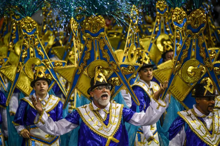 Foliões da escola de samba Unidos de Vila Maria se apresentam na primeira noite de carnaval, no Sambódromo, em São Paulo, Brasil, em 18 de fevereiro de 2023. (NELSON ALMEIDA/AFP/Getty Images)