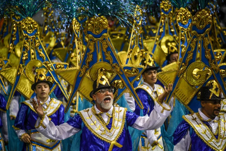 Foliões da escola de samba Unidos de Vila Maria se apresentam na primeira noite de carnaval, no Sambódromo, em São Paulo, Brasil, em 18 de fevereiro de 2023. (NELSON ALMEIDA/AFP/Getty Images)