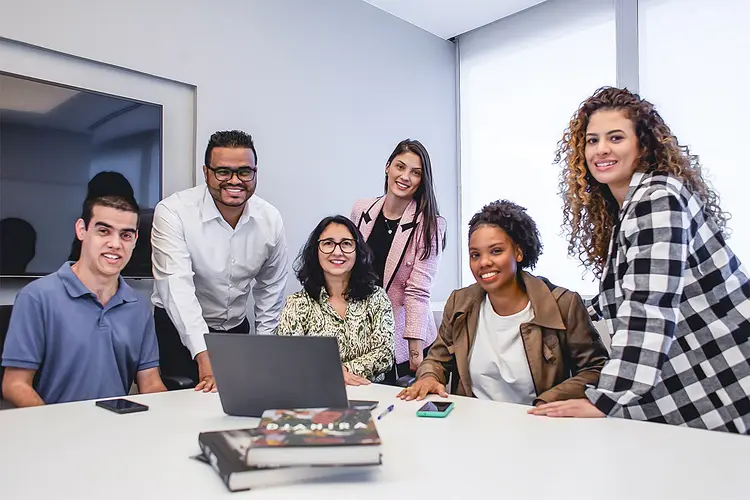 Time da Unipar (da esq. para a dir.): Felipe Barbosa, Rodrigo Silva, Suzana Santos, Ana Claudia de Mello, Valéria de Souza e Thais Tometich (UNIPAR/Divulgação)