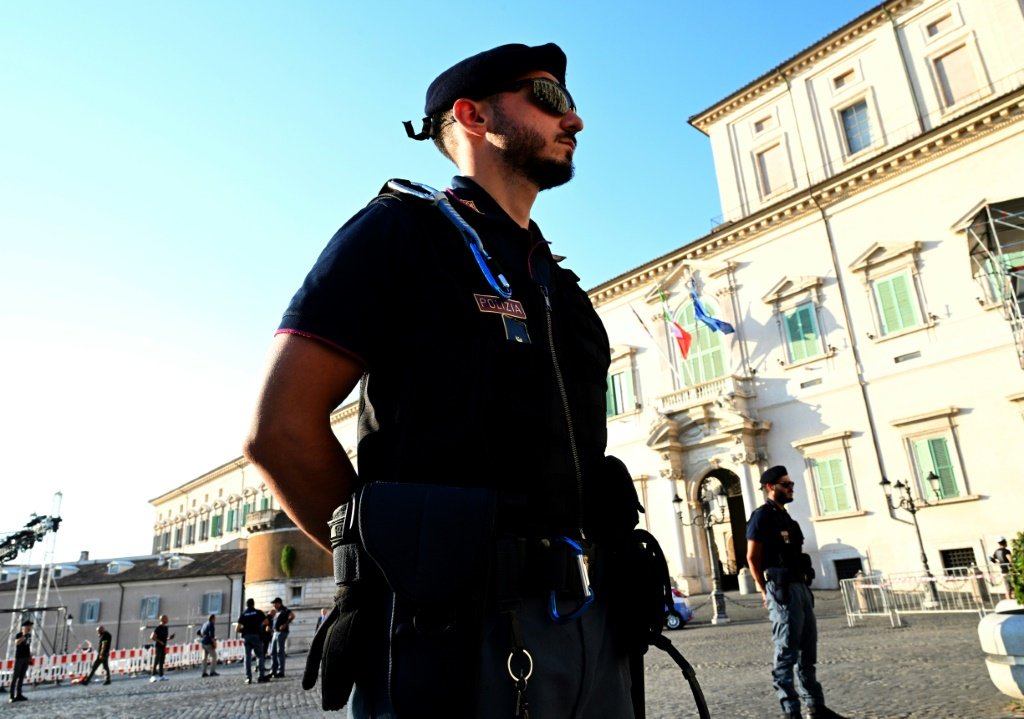 Arquivo) Policial faz guarda em frente ao Palácio do Quirinal, sede da Presidência italiana, em 14 de julho de 2022, em Roma (AFP/Reprodução)