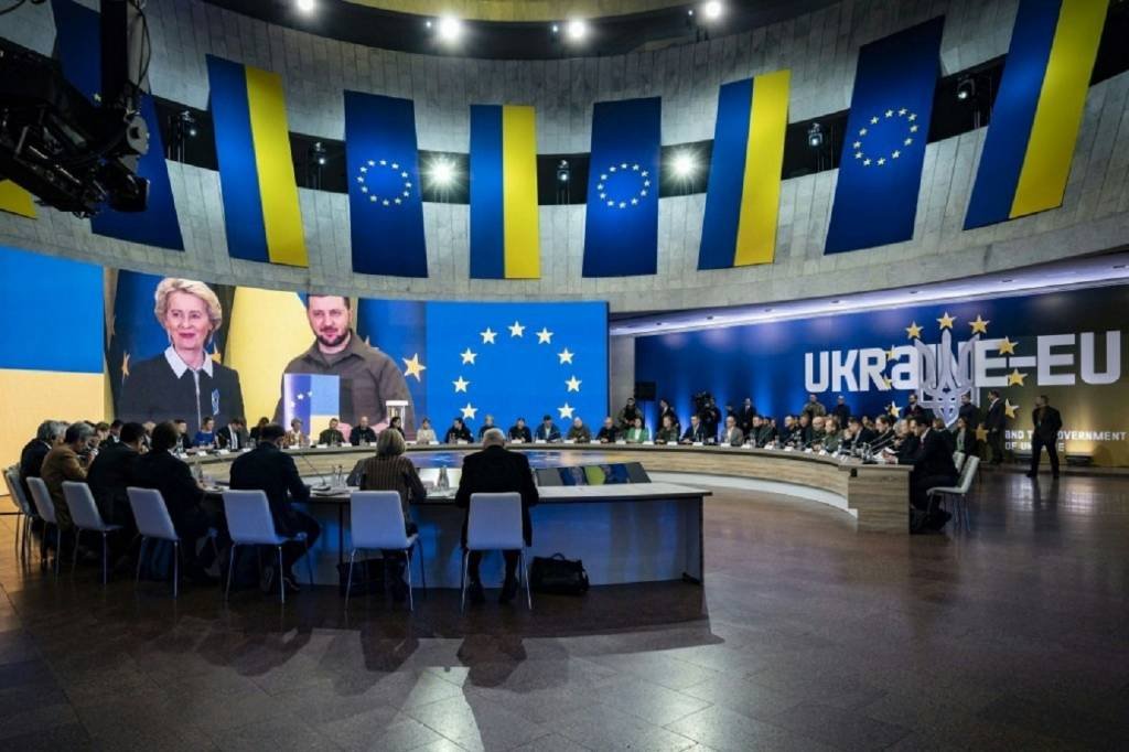 Zelensky com Ursula von der Leyen, presidente da Comissão Europeia: presidente da Ucrânia já conversou com líderes da Alemanha e França (AFP/AFP)