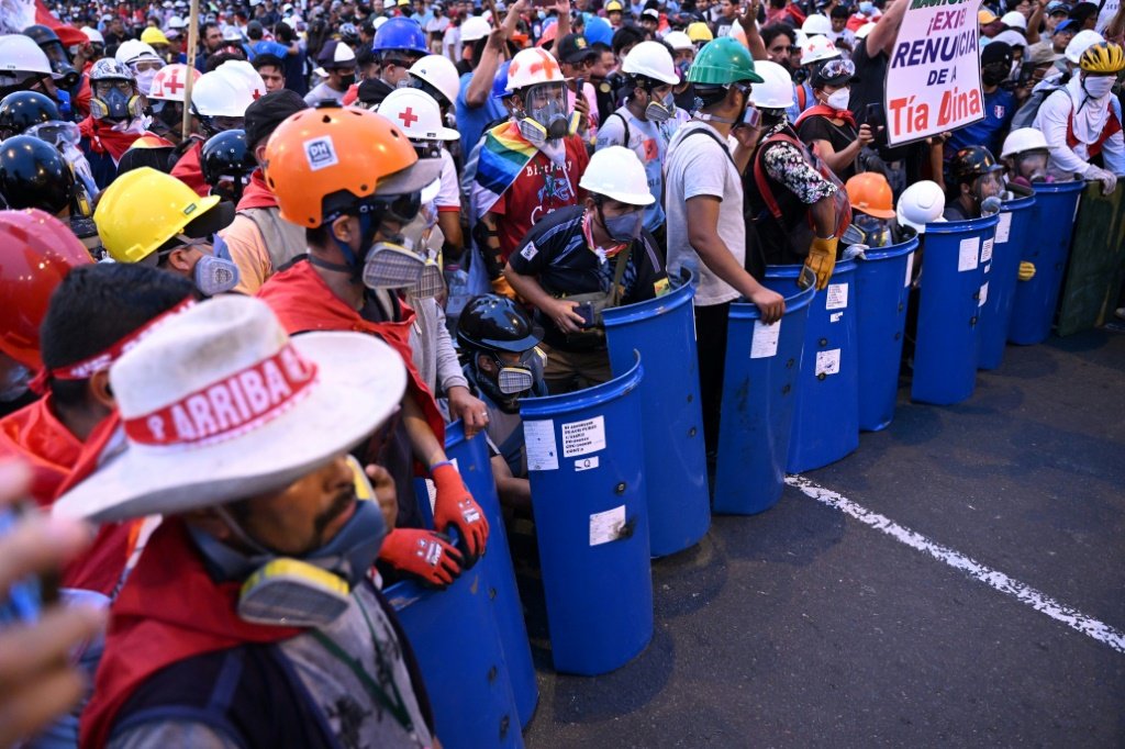 Peru: manifestantes entram em confronto com a polícia em protesto contra o governo da presidente peruana Dina Boluarte. (AFP/AFP)