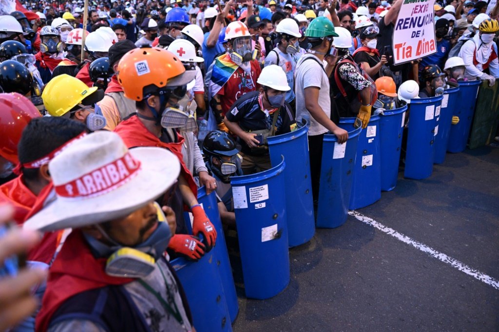 Protestos massivos contra o governo do Peru terminam com distúrbios