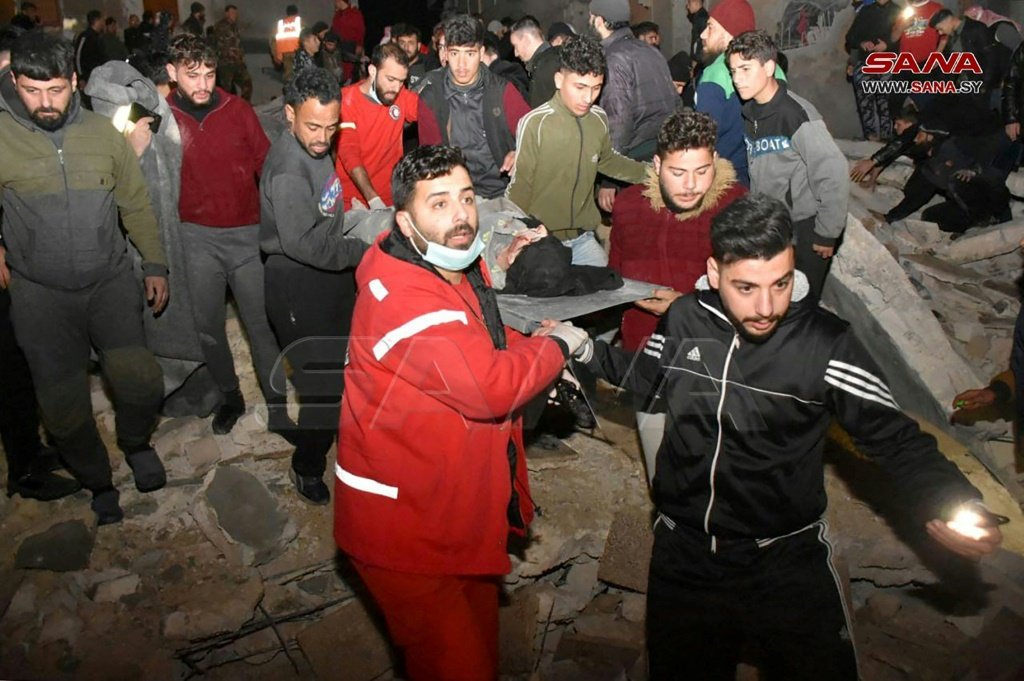 Equipes de resgate retiram vítimas de um prédio em Hama, na Síria, que desabou após um forte terremoto na Turquia (Burcin Gercek/AFP)