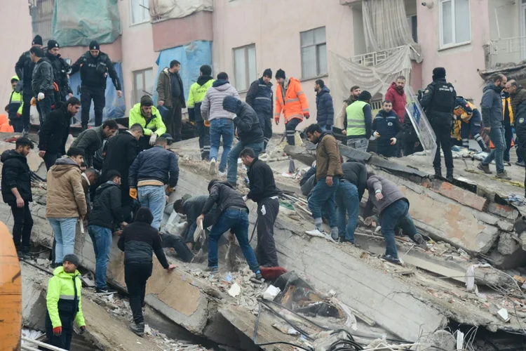 Terremoto na Síria: A réplica foi de magnitude 7,5, algo que, segundo os cientistas, só ocorre umas 20 vezes por ano em todo o mundo (Mahmut BOZARSLAN/AFP)