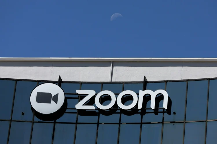 “A incerteza econômica mundial e seu efeito em nossos clientes” levaram o Zoom a mudar de rumo, para “poder enfrentar o entorno econômico atual", declarou o executivo da empresa (AFP/AFP Photo)