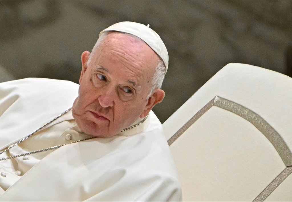 Papa Francisco: Ele deixou o hospital às 11h20 (6h20 de Brasília) e seguiu para a residência de Santa Marta, (AFP/AFP)