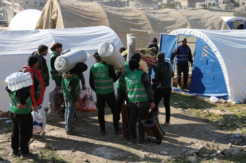 Terremoto: sírios improvisam um acampamento para acolher famílias desabrigadas (AFP/AFP Photo)