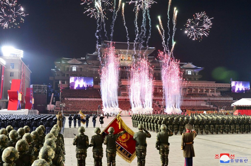 Coreia do Norte exibe número recorde de mísseis durante desfile militar