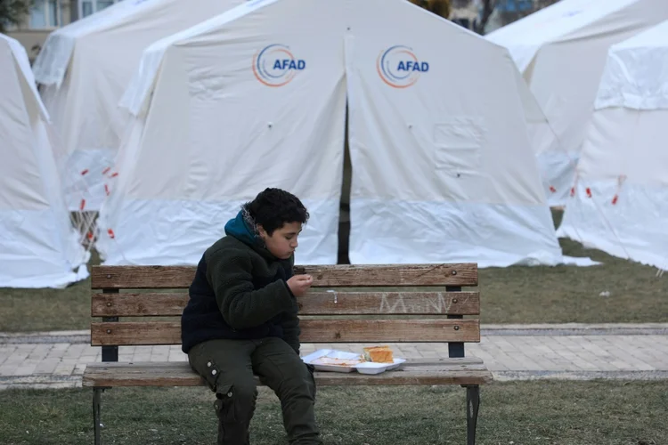 ONU: Desde o devastador terremoto de segunda-feira (6), a entidade distribuiu alimentos a pelo menos 115 mil pessoas nos dois países (AFP/AFP Photo)