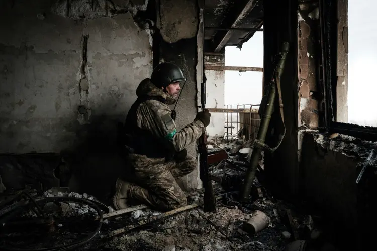 A Administração Militar da Cidade de Kiev afirmou que este foi o "maior" ataque contra a capital desde a primavera e duas pessoas morreram na queda de escombros (AFP/AFP)