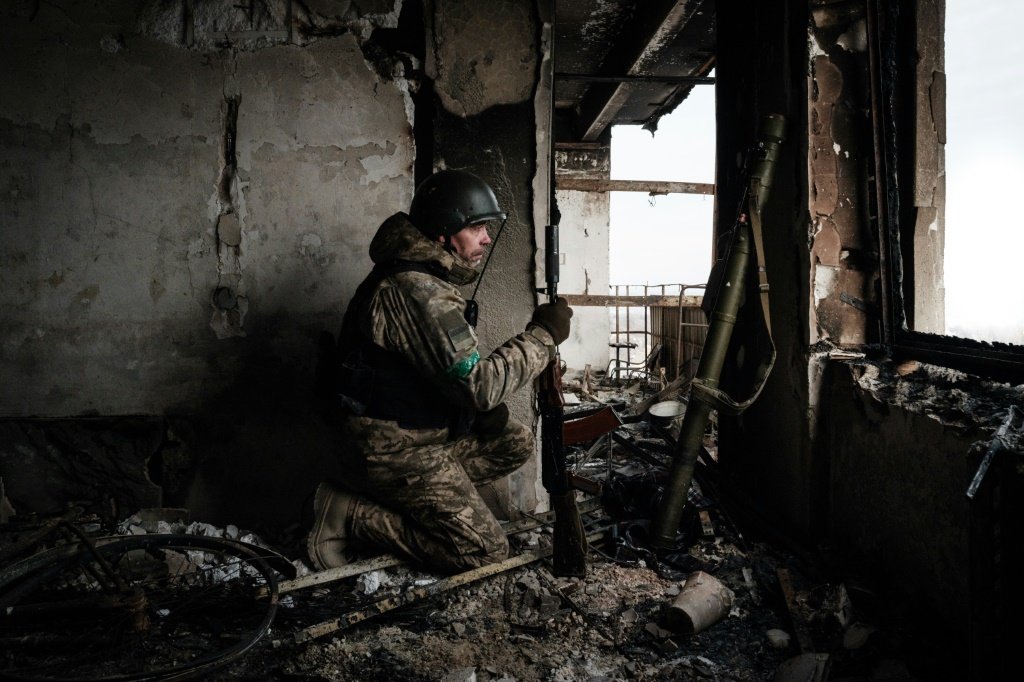 Soldado ucraniano em Bakhmut, leste do país (AFP/AFP)