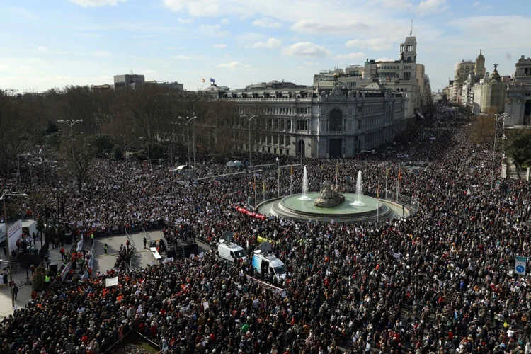 Milhares de manifestantes se reúnem na praça Cibeles, em Madri, para defender sistema de saúde pública. (AFP/AFP)
