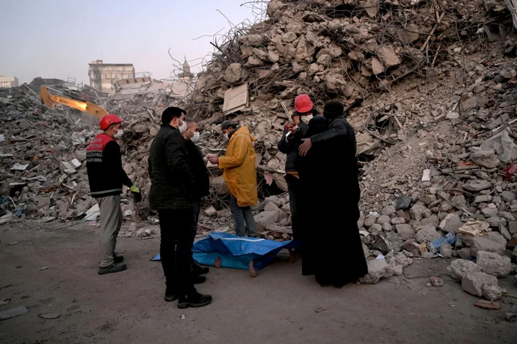 Terremotos: Equipes de resgate procuram sobreviventes e vítimas entre imóveis destruídos em Nurdagi, Turquia (AFP/AFP Photo)