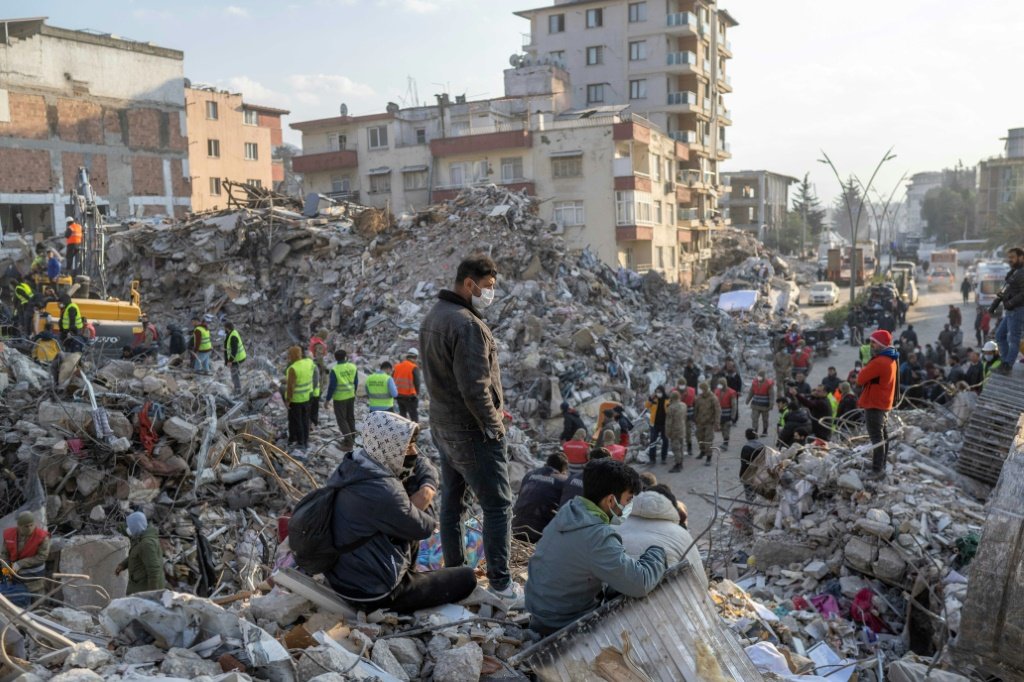 Danos provocados pelo terremoto na Turquia superam US$ 100 bilhões