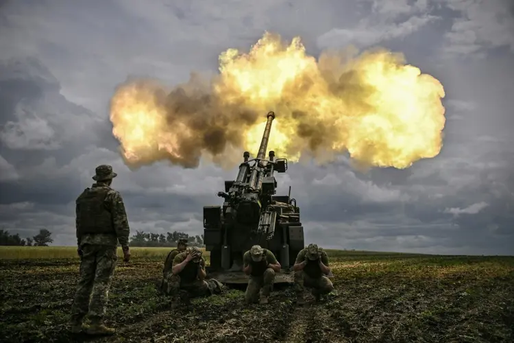 Ucrânia e Rússia dispararam entre si imensas quantidades de munição de artilharia desde que a invasão russa teve início há quase um ano (AFP/AFP Photo)