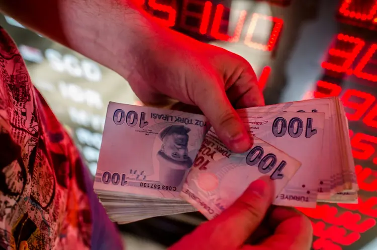 Uma pessoa conta dinheiro em uma casa de câmbio em Istambul, capital econômica da Turquia (Raziye Akkoc/AFP)