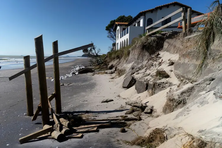 Nova Zelândia: quatro dias de fortes ventos e chuvas provocaram deslizamentos de terra e inundações que danificaram as estradas da ilha (AFP/AFP Photo)