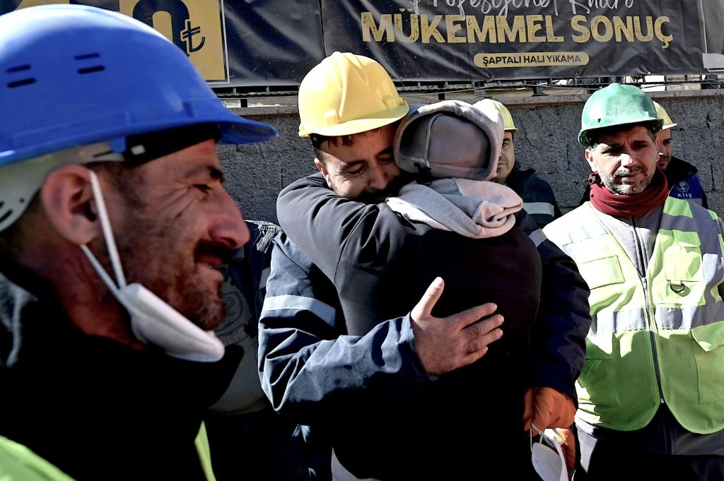 Jovens são resgatadas de escombros na Turquia 11 dias após terremoto