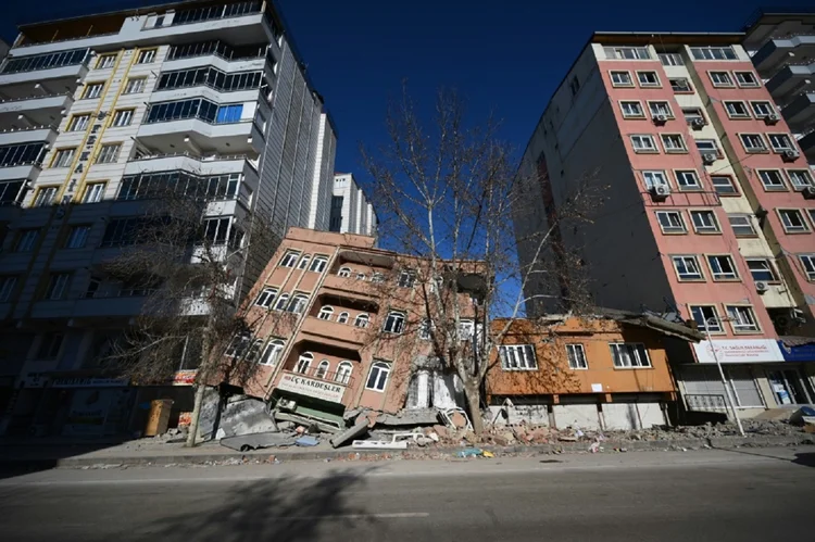 Turquia e Síria: O terremoto, que ocorreu em uma das maiores zonas sísmicas do mundo, atingiu áreas altamente povoadas enquanto as pessoas dormiam e casas que não foram construídas para suportar as fortes vibrações do solo (AFP/AFP)