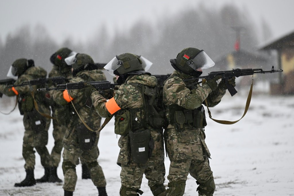 Cadetes bielorrussos treinam em tanques russos em meio a temores de conflito