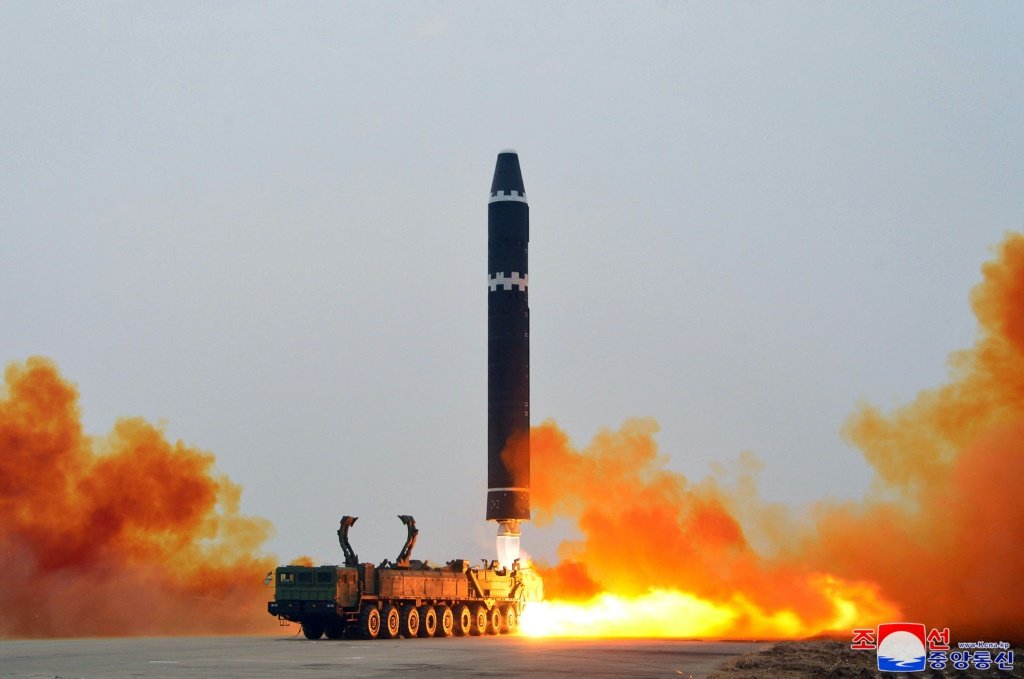 Nesta foto tirada em 18 de fevereiro de 2023 e divulgada pela agência de notícias oficial da Coreia do Norte KCNA em 19 de fevereiro de 2023, um míssil balístico intercontinental Hwasong-15 (ICBM) é disparado do Aeroporto Internacional de Pyongyang (Cat Barton y Sunghee Hwang/AFP)