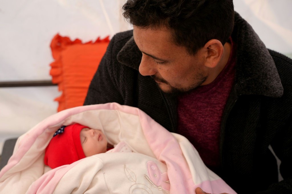 Família síria acolhe bebê que nasceu sob os escombros do terremoto