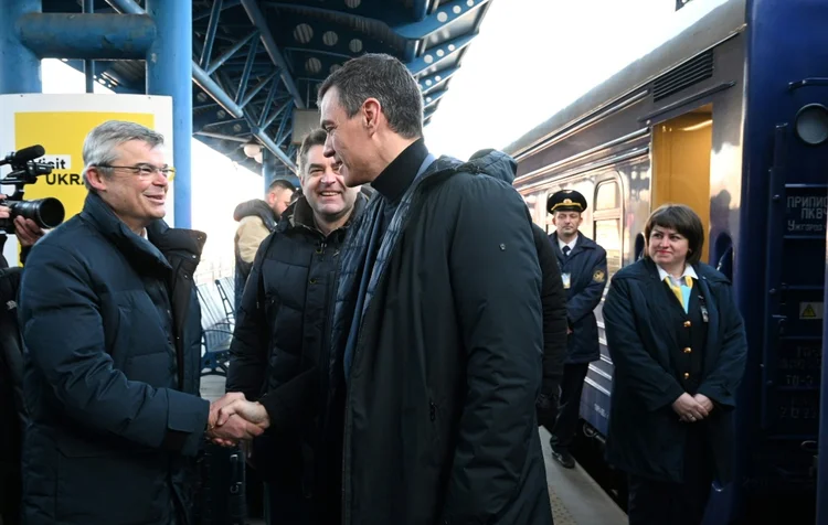 Pedro Sánchez: pouco depois de sua chegada, Sánchez visitou as localidades de Irpin e Bucha, no subúrbio de Kiev. Também fará um discurso no Parlamento ucraniano (AFP/AFP Photo)