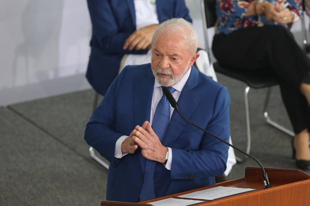 Lula volta a Brasília para discutir respostas às chuvas em SP e à estiagem no RS
