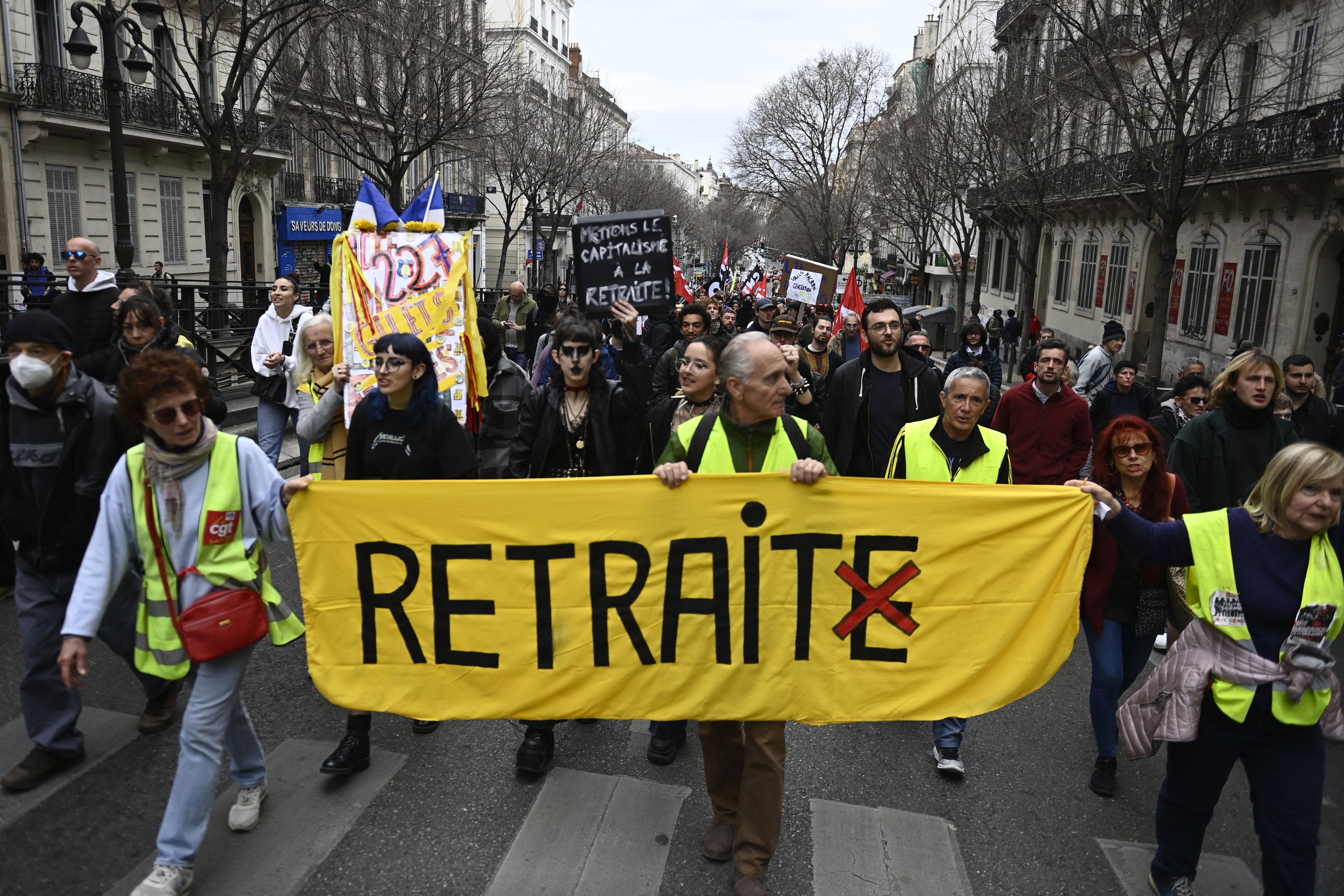 Novos protestos tomam ruas da França contra reforma da Previdência