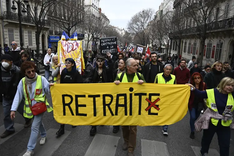 Manifestantes protestam em 18 de março de 2023, em Marselha, contra reforma da Previdência (CLEMENT MAHOUDEAU/AFP)