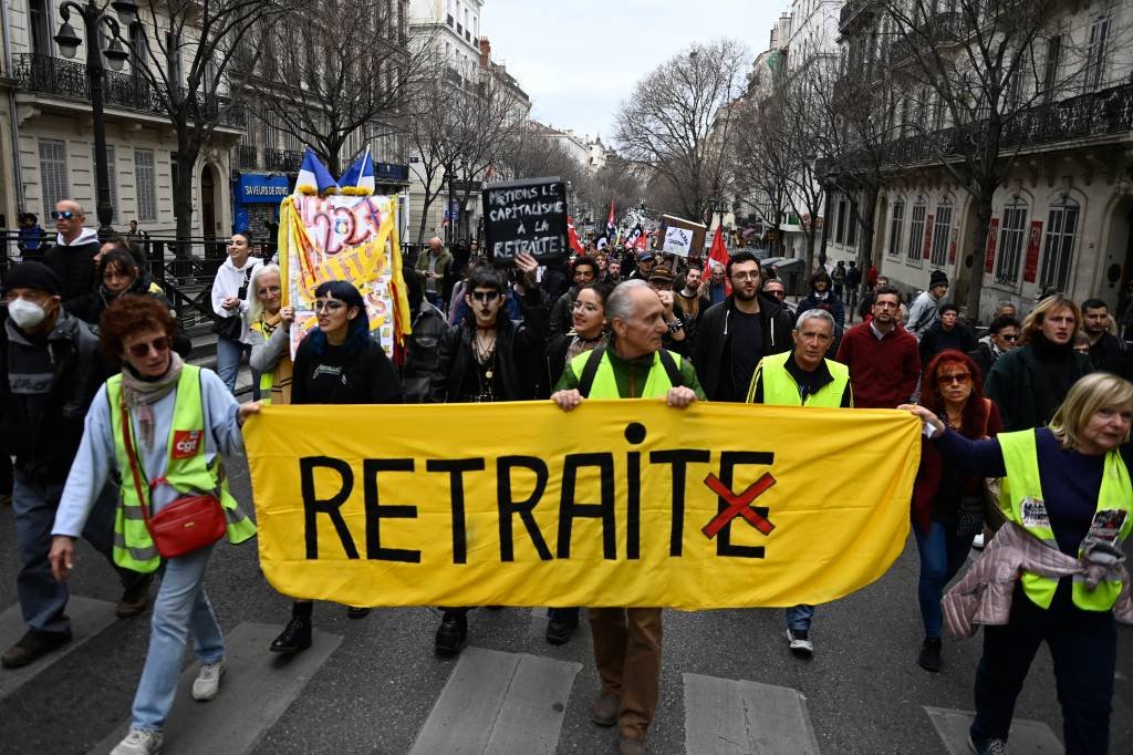 Manifestantes protestam em 18 de março de 2023, em Marselha, contra reforma da Previdência (CLEMENT MAHOUDEAU/AFP)