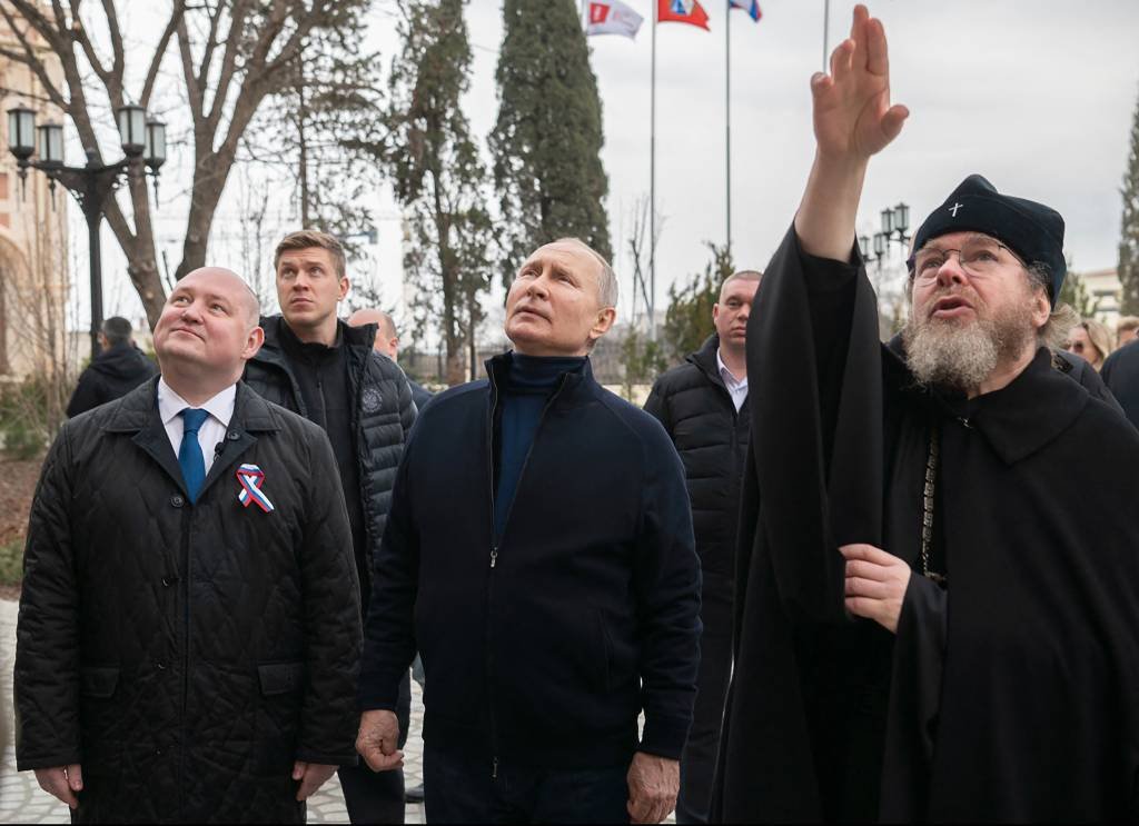 Presidente russo, Vladimir Putin (centro), visita a cidade de Sebastopol, na Crimeia, em 18 de março de 2023 (HANDOUT / RUSSIAN PRESIDENTIAL PRESS OFFICE/AFP Photo)