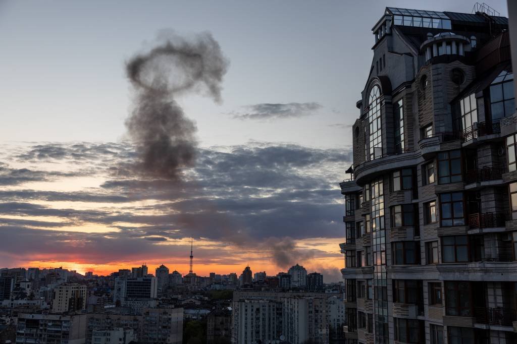 Fumaça sobe após mísseis lançados em Kiev (John Moore/Cortesia/Getty Images)