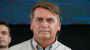 Bolsonaro é submetido a endoscopia e deve intensificar medicação por esofagite intensa, diz boletim