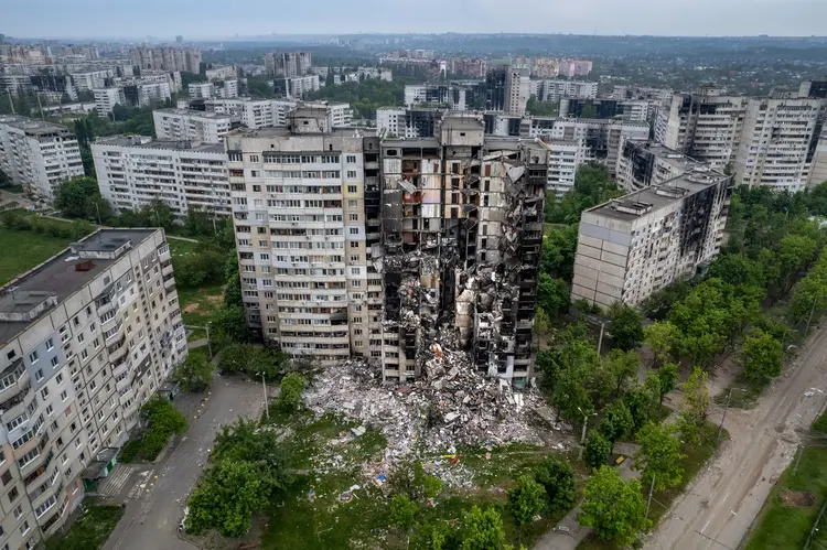 Guerra: vista aérea de apartamentos destruídos pela guerra na Ucrânia (21 mai. 2022)