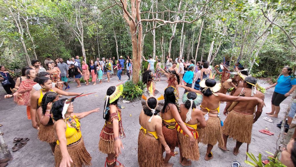 Indígenas Pataxós recebem turistas na aldeia Tibá, em Cumuruxatiba (BA) (Nívea Dias/Divulgação)
