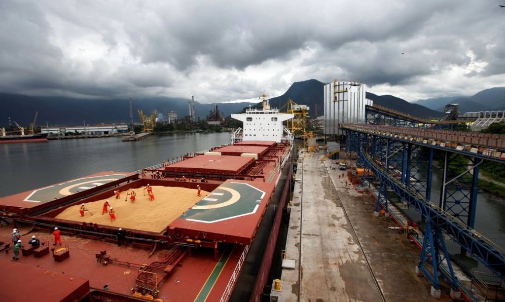 Balança: no caso das exportações, a queda deve-se mais à diminuição do volume comercializado do que dos preços internacionais das mercadorias (Paulo Whitaker / Reuters/Agência Brasil)