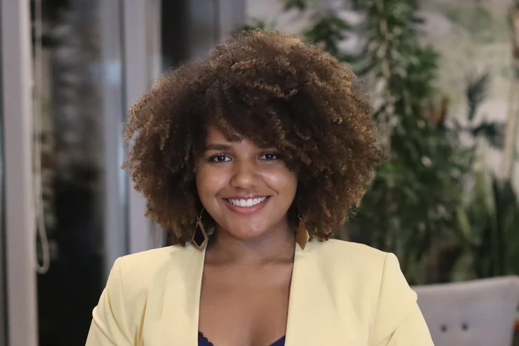 Aos 26 anos, Bia Santos é CEO, faz parte da lista da Forbes Under 30 na área de Ciência e Educação, e é pesquisadora sobre diversidade organizacional e finanças. (Esfera Brasil/Reprodução)