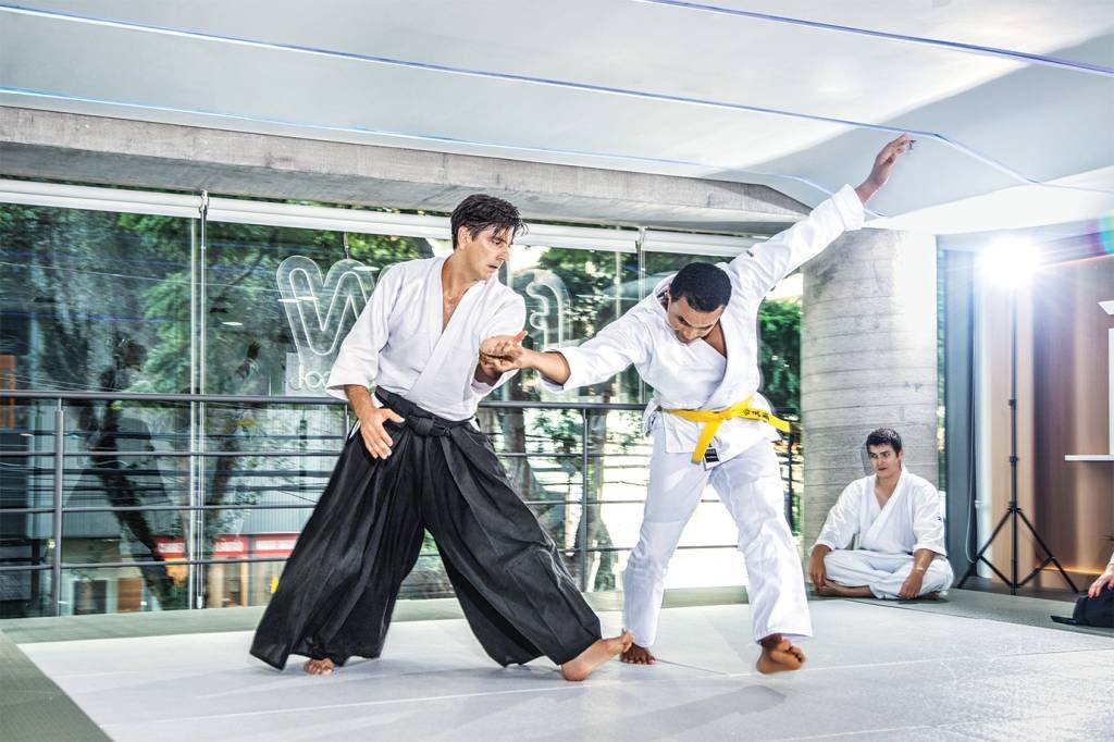 Marcelo Bueno em ação: o sonho de infância era praticar uma luta marcial “com saia e espadas” (Leandro Fonseca/Exame)